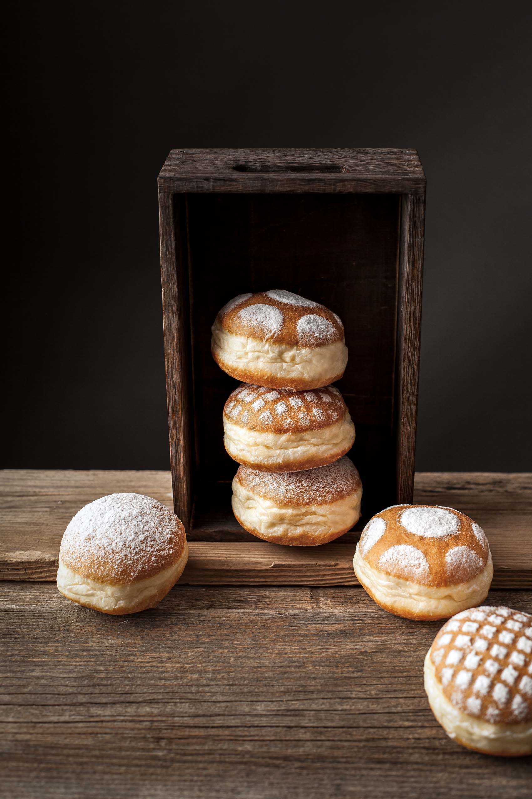 Krapfen mit Marmelade gefüllt, frisch aus der Backstube von Bäckerei Back Mayr Krapfen mit Marmelade gefüllt, frisch aus der Backstube von Bäckerei Back Mayr