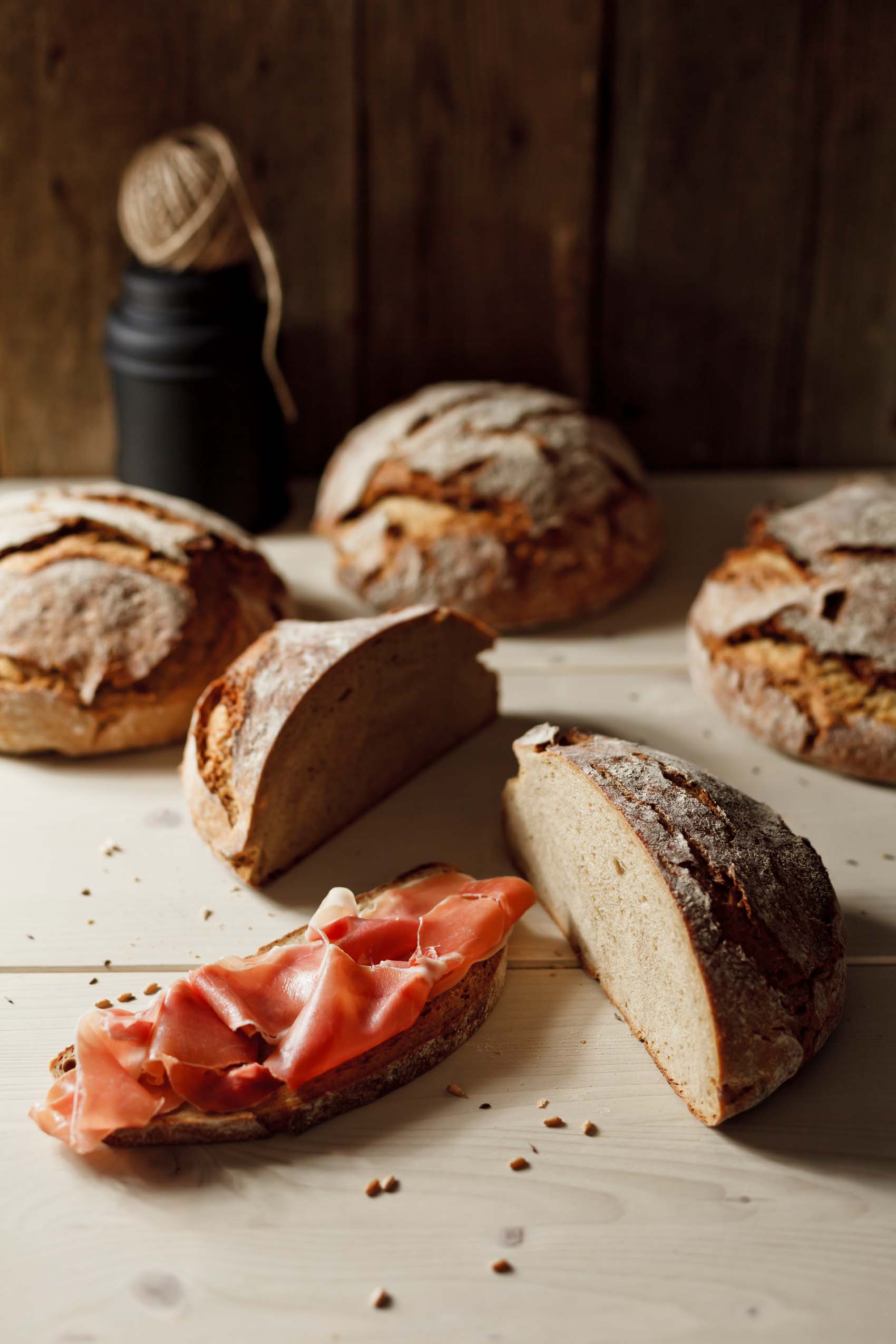 Brotlaib mit Schinken – Foodfotos und Grafikdesign für Bäckerei Back Mayr