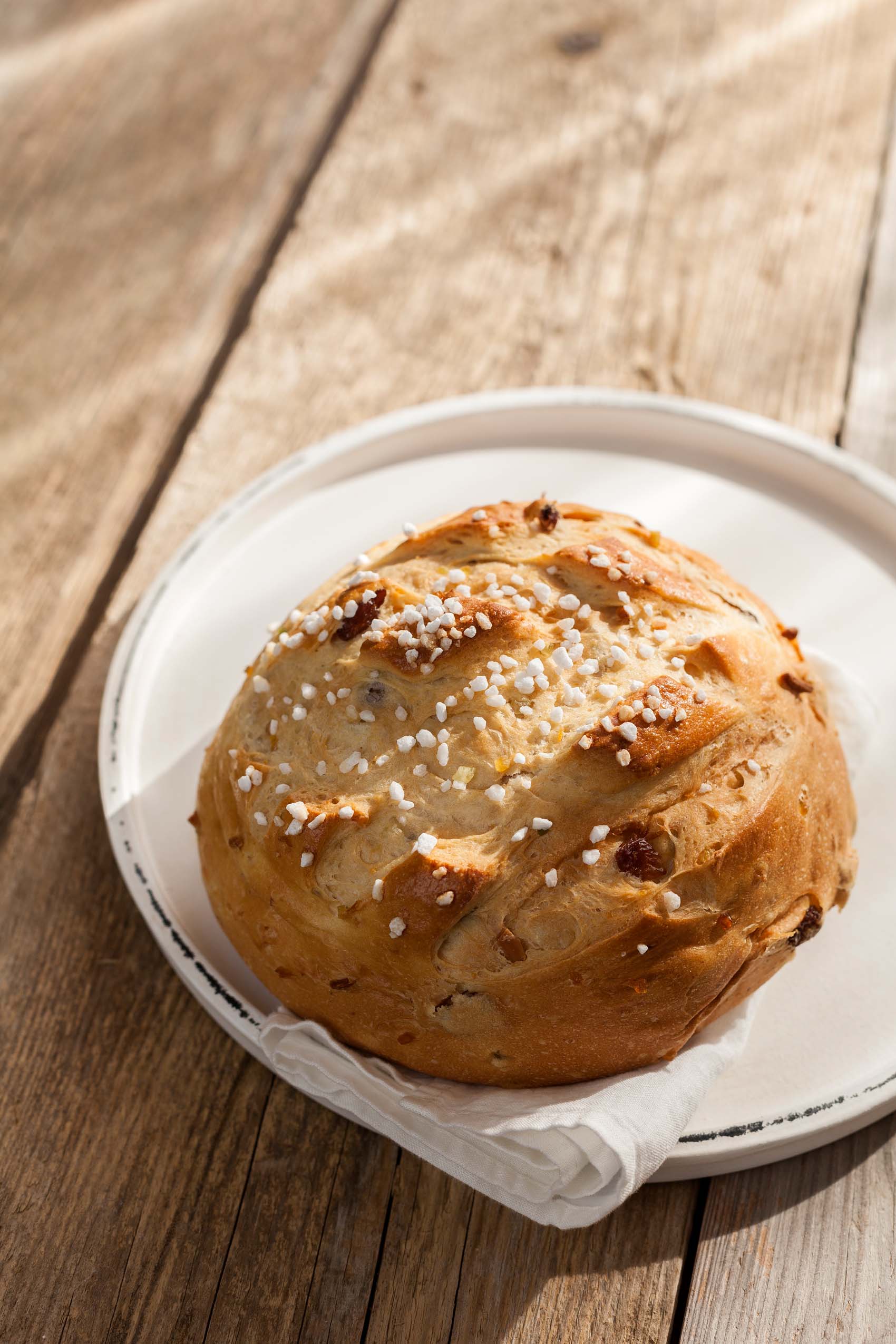 Osterbrot im Sonnenlicht – Grafikdesign und Foodfotografie für Back Mayr