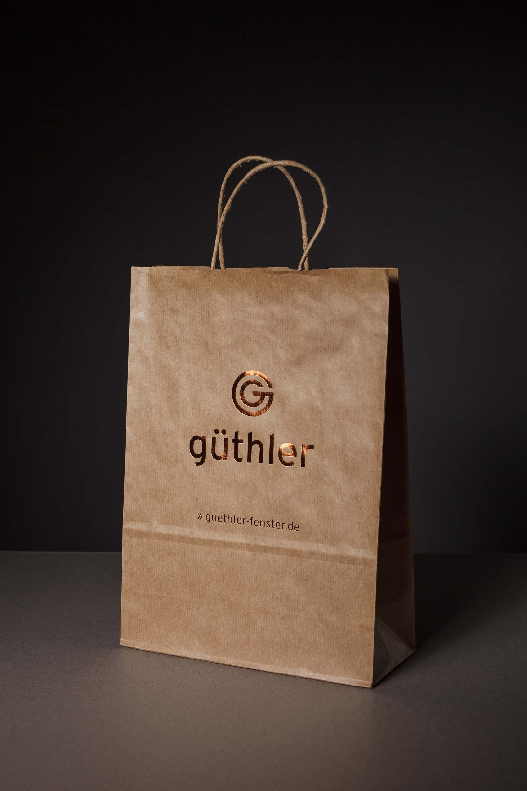 Papiertasche als Goodie Bag mit Heißfolienveredelung